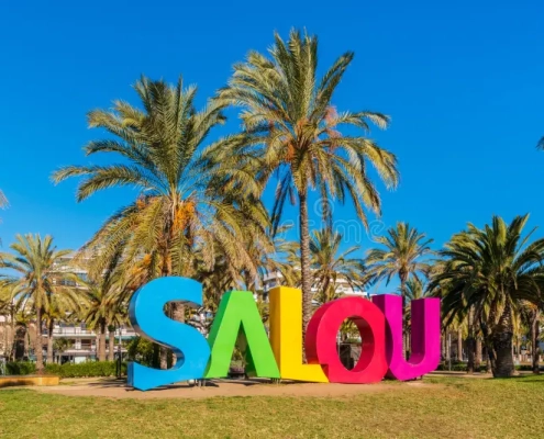 letras-de-salou-en-cataluña-españa-coloridas-la-playa-ciudad-es-un-destino-turístico-importante-provincia-tarragona-está-151202666